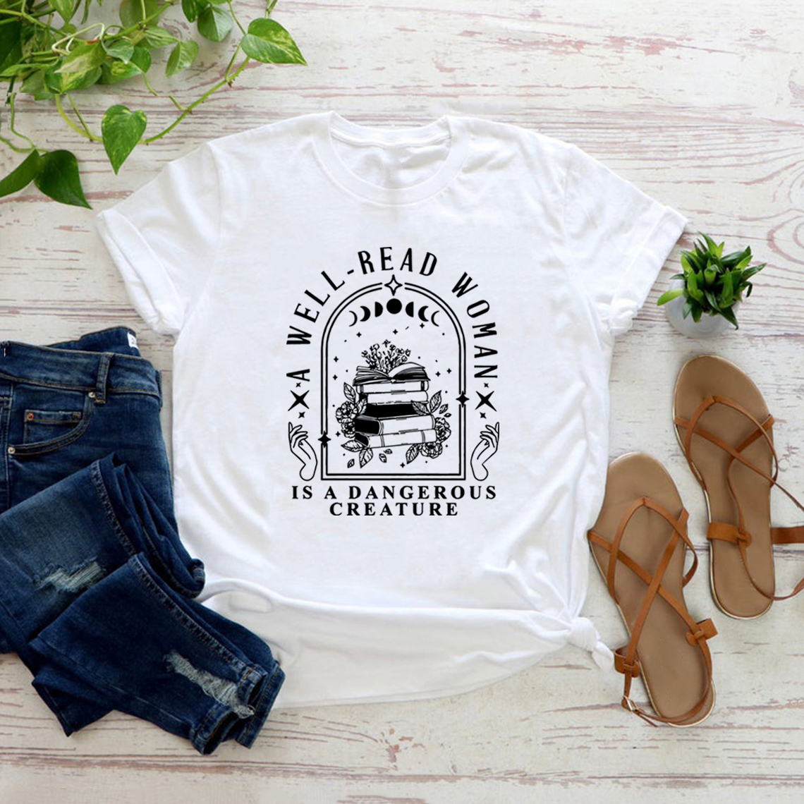 Une femme bien lu est une créature dangereuse t-shirts Bookish Merch T-Shirt femmes t-shirts Vintage graphique t-shirts livres amoureux cadeaux
