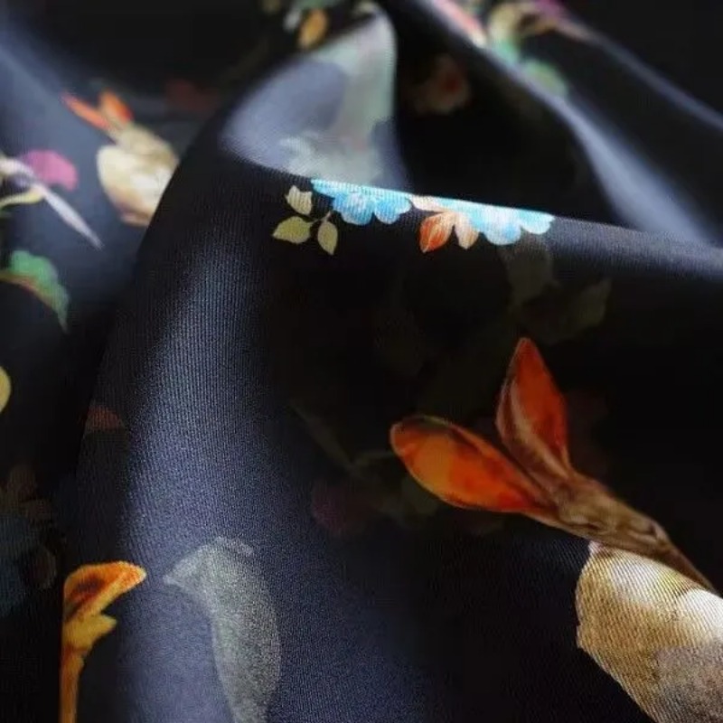 Chemise noire à manches longues boutonnée sur le devant pour femme avec haut ample et décontracté imprimé animal et floral