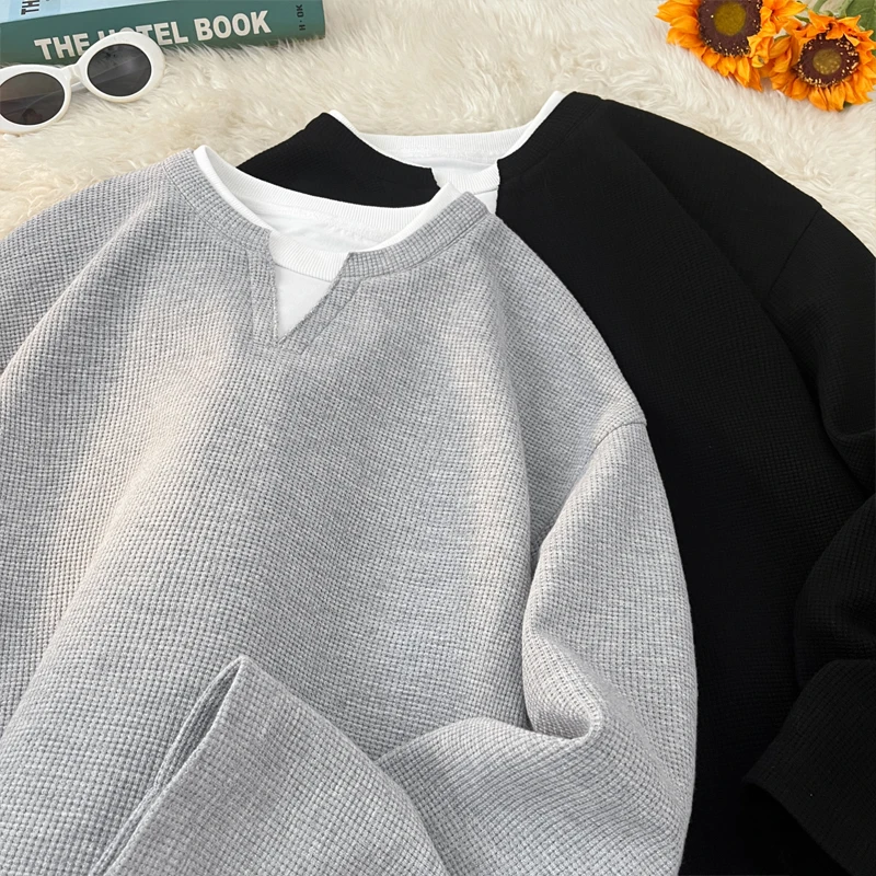 T-shirt décontracté pour homme en maille gaufrée, à effet superposé, manches longues, col en V à encoche, coupe ample, effet deux pièces, pour usage quotidien.