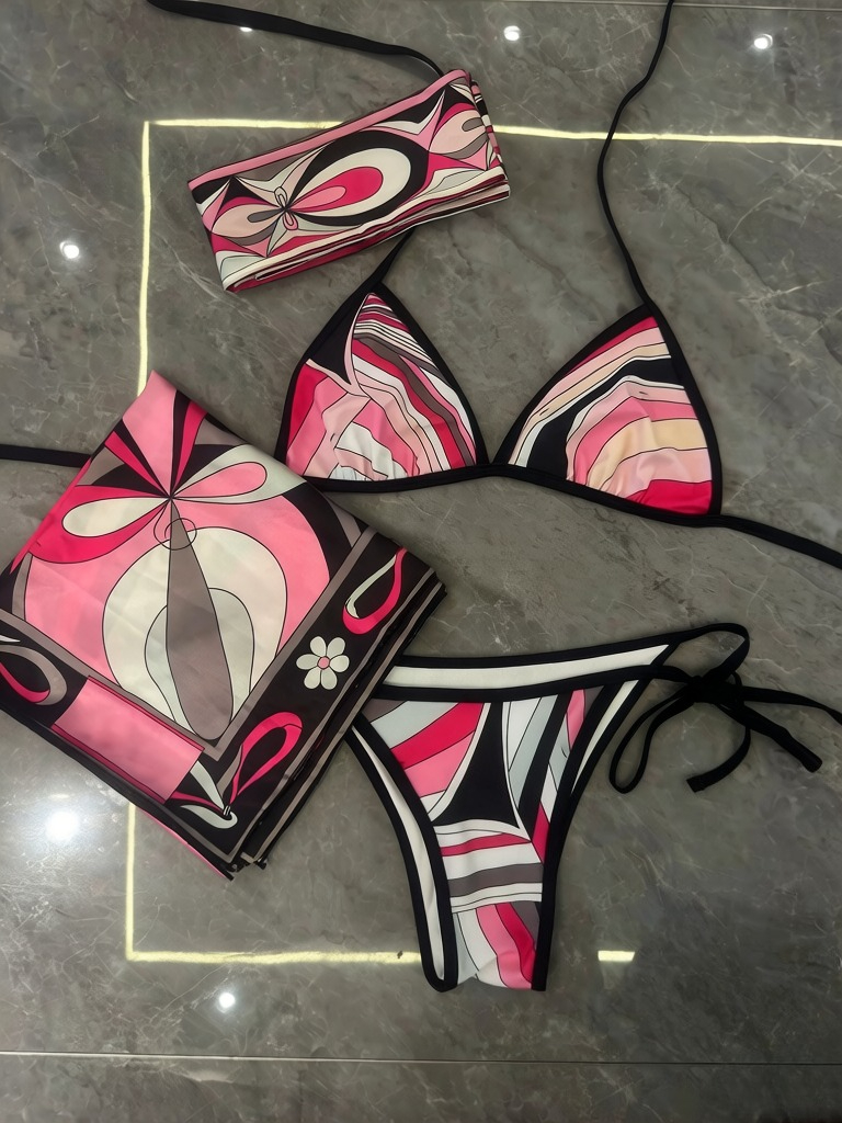 Ensemble bikini de luxe pour femme avec foulard noir et rouge, logo signature, tenue de plage de marque de créateur, bandeau et maillot de bain