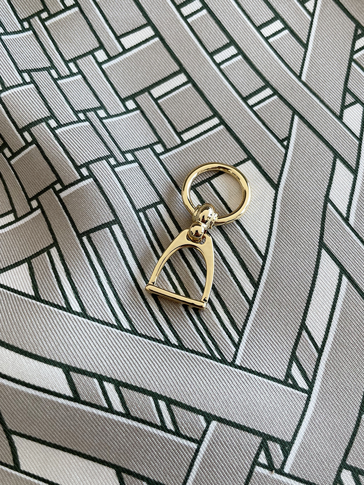 Porte-écharpe en forme de selle pour femmes, anneaux d'écharpes de luxe de styliste, châles, Bandanas, accessoires à boutons