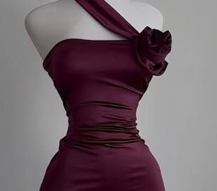 Une robe longue fendue pour dames élégantes, longue rouge qui serre la taille et amincissante
