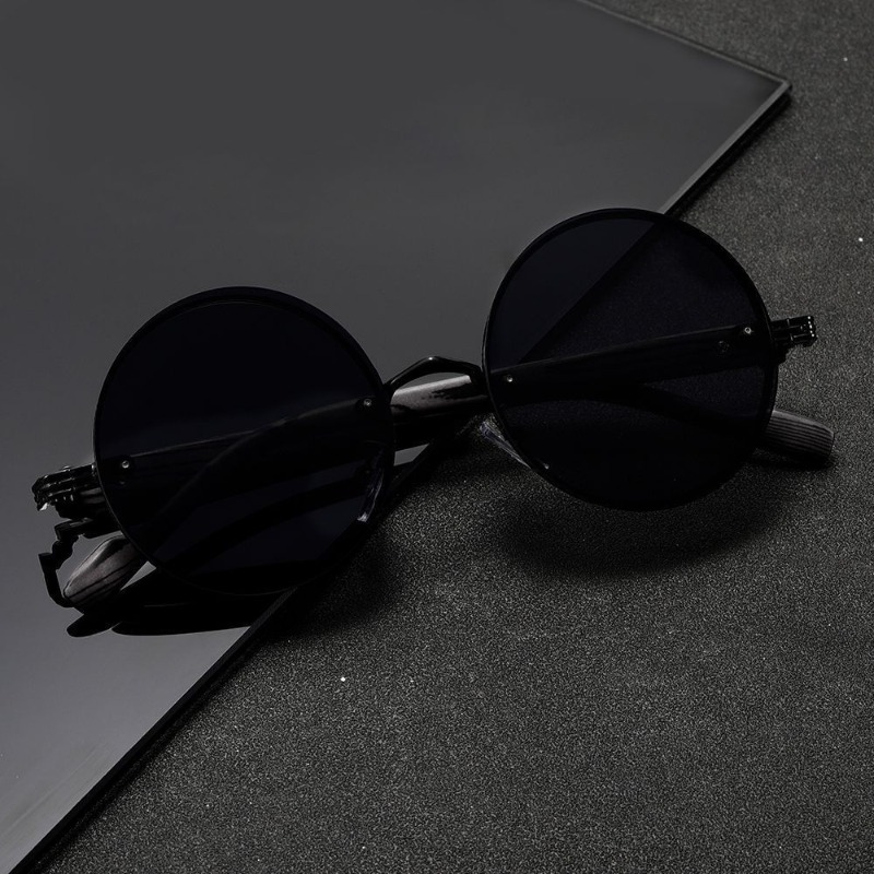 1 paire de lunettes de soleil UV rondes à monture complète, idéales pour l'extérieur et l'usage quotidien. Livré avec un chiffon de nettoyage et des coussinets de nez antidérapants.
