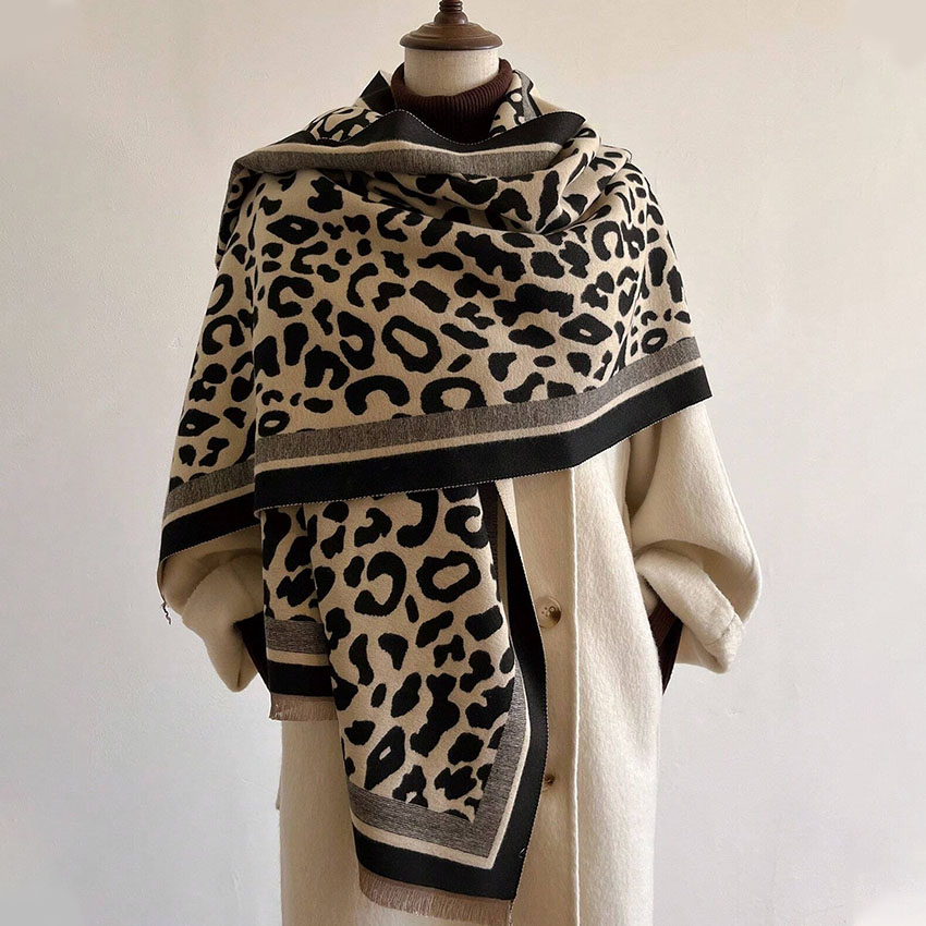 Écharpe double face en imitation cachemire jacquard léopard pour femme, châle chaud léopard assorti aux couleurs à la mode avec pompon, 1 pièce