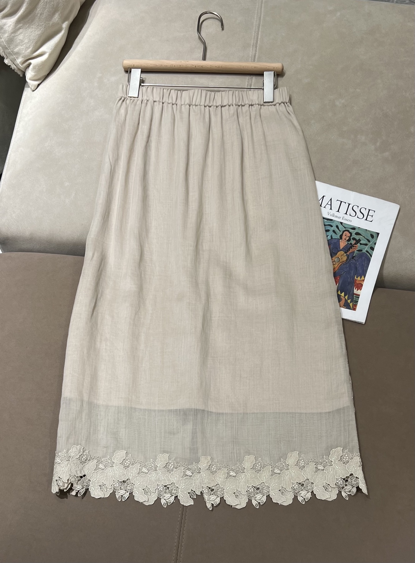 Chemisier léger brodé pour femme associé à une jupe à taille élastique avec ourlet brodé