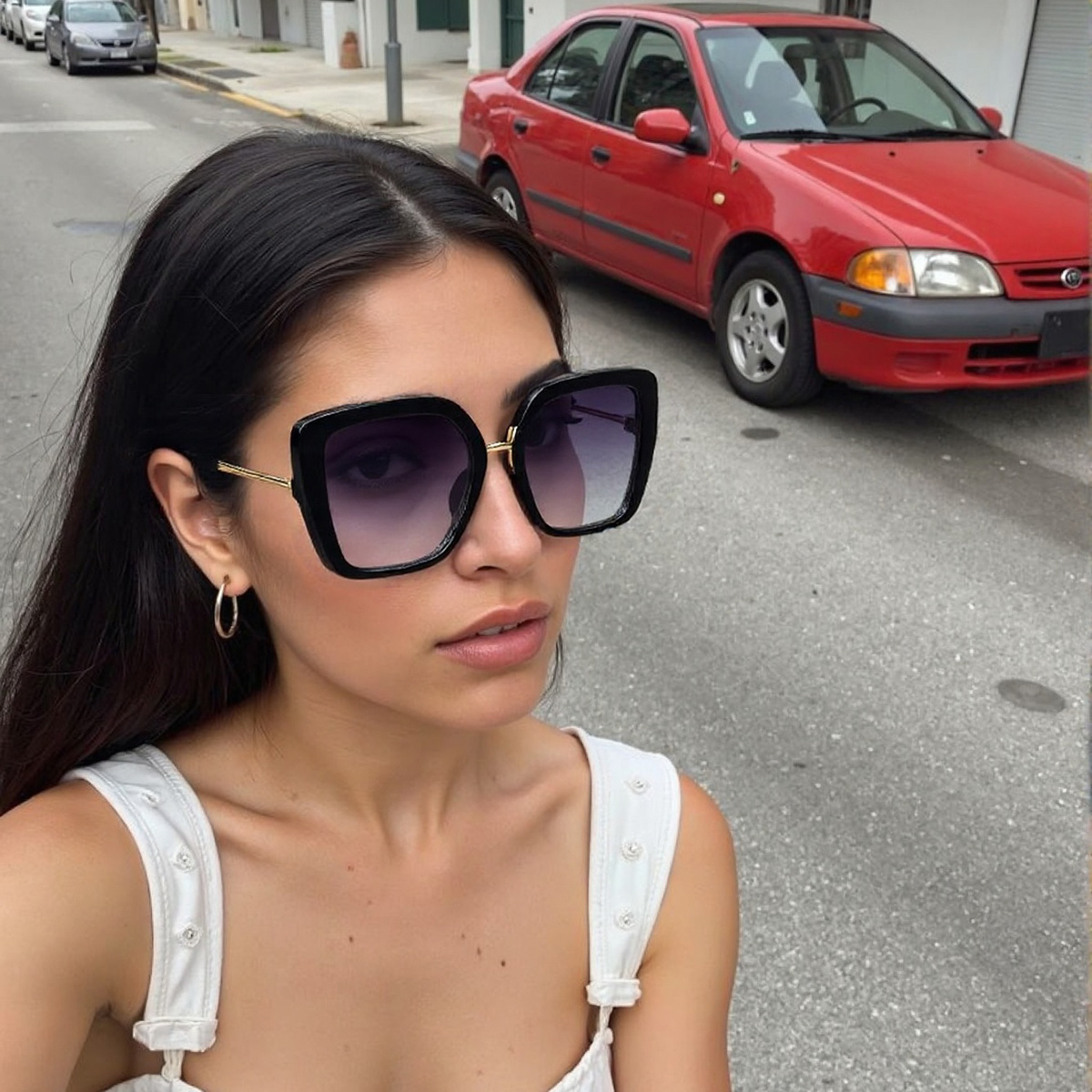 Lunettes de soleil vintage pour femmes bleu profond grand cadre dégradé bleu lentille lunettes accents en métal style minimaliste moderne lunettes de soleil