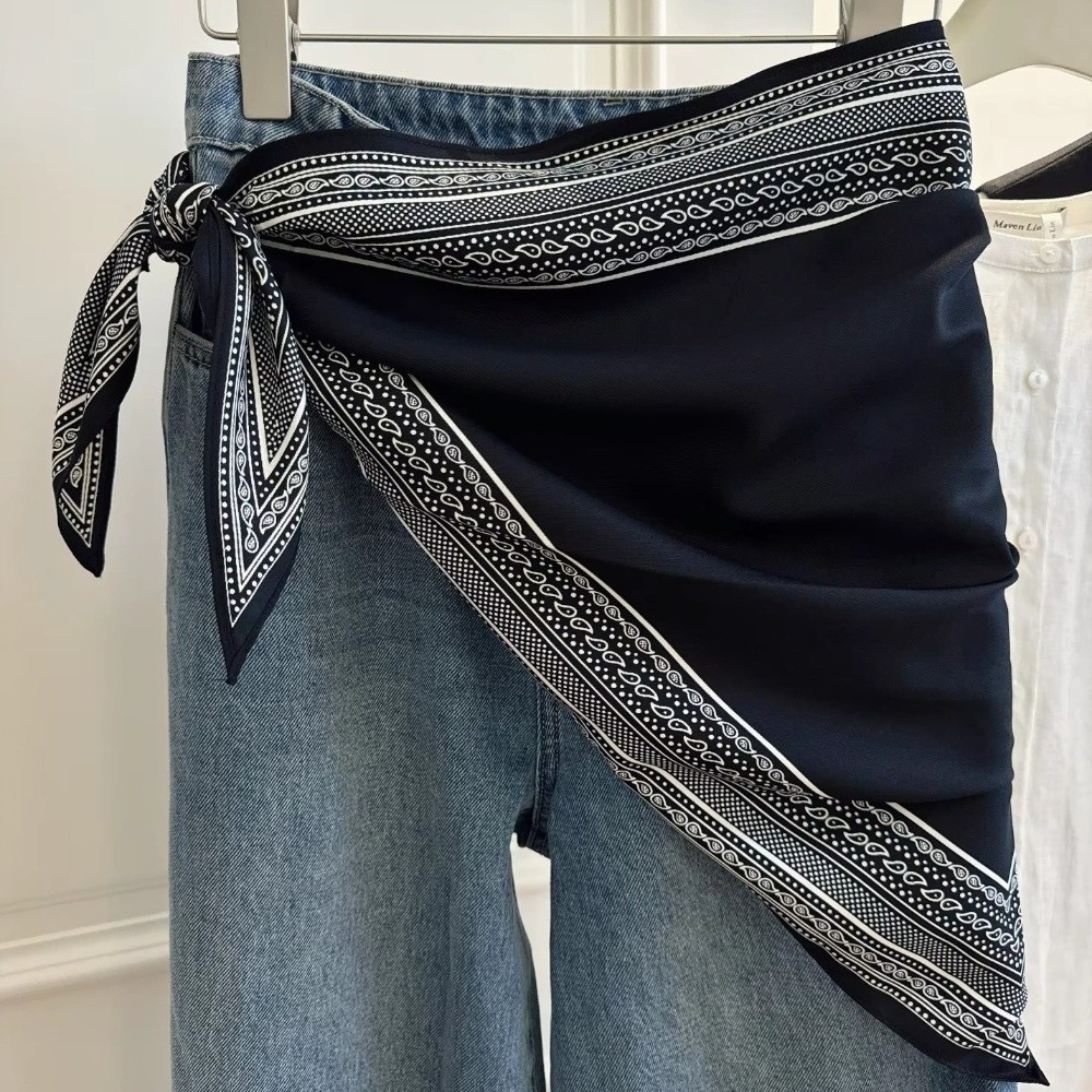 Élégant foulard triangulaire floral multifonctionnel en satin de soie pour femme, à porter comme cravate ou ceinture, idéal pour l'été