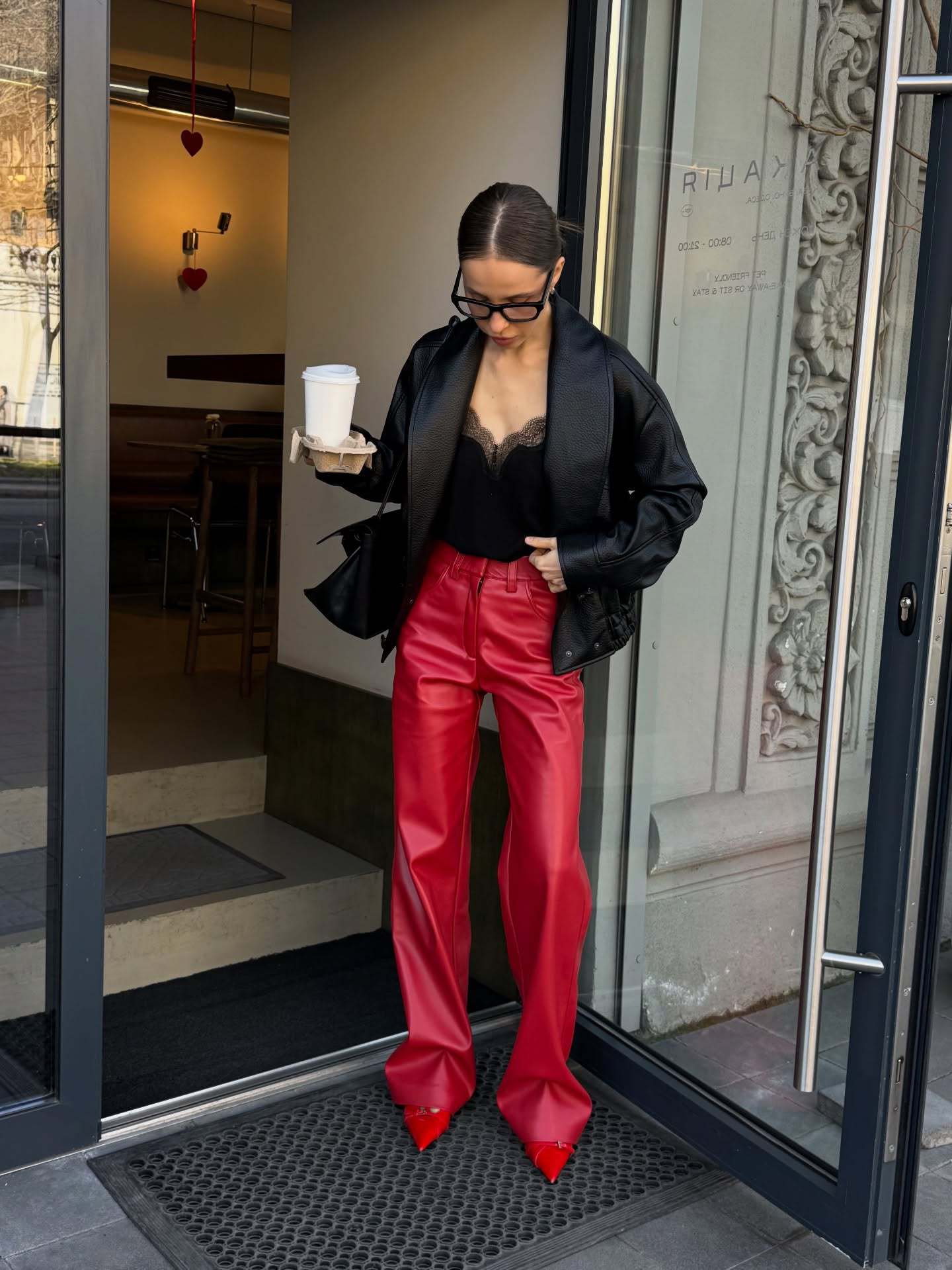 Pantalon décontracté en cuir rouge pour femme, coupe large, avec poches, style streetwear, marron, noir, bordeaux, nouvelle collection automne 2026