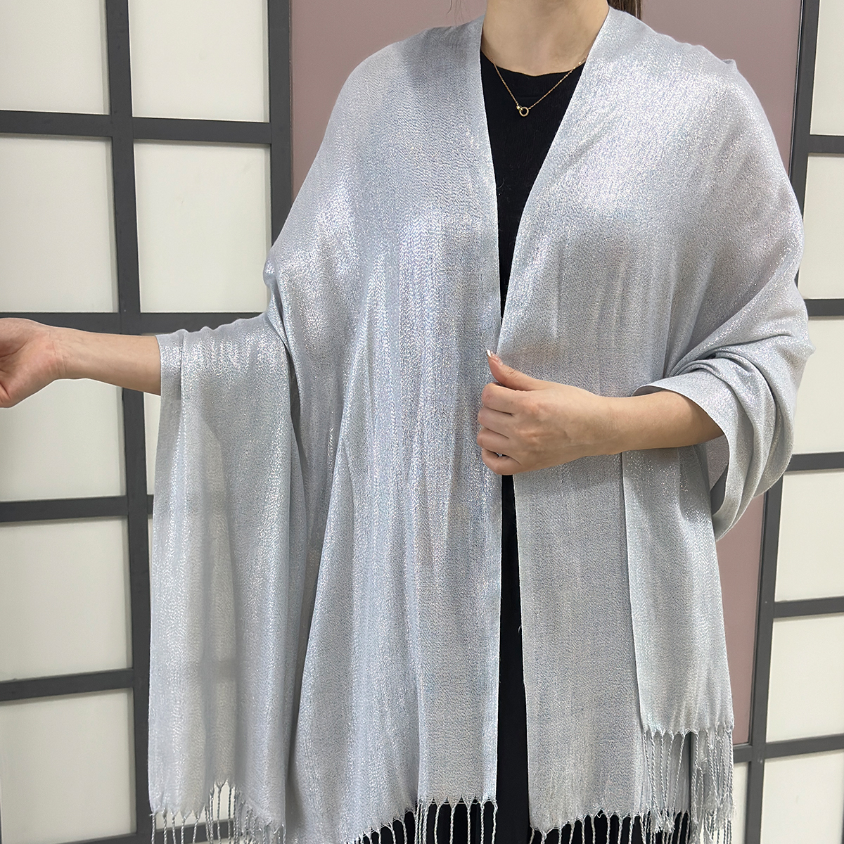 Châle en soie argentée pour femme, design fluide, idéal pour la danse, les dîners et les soirées, écharpe féminine tendance pour l'automne et l'été