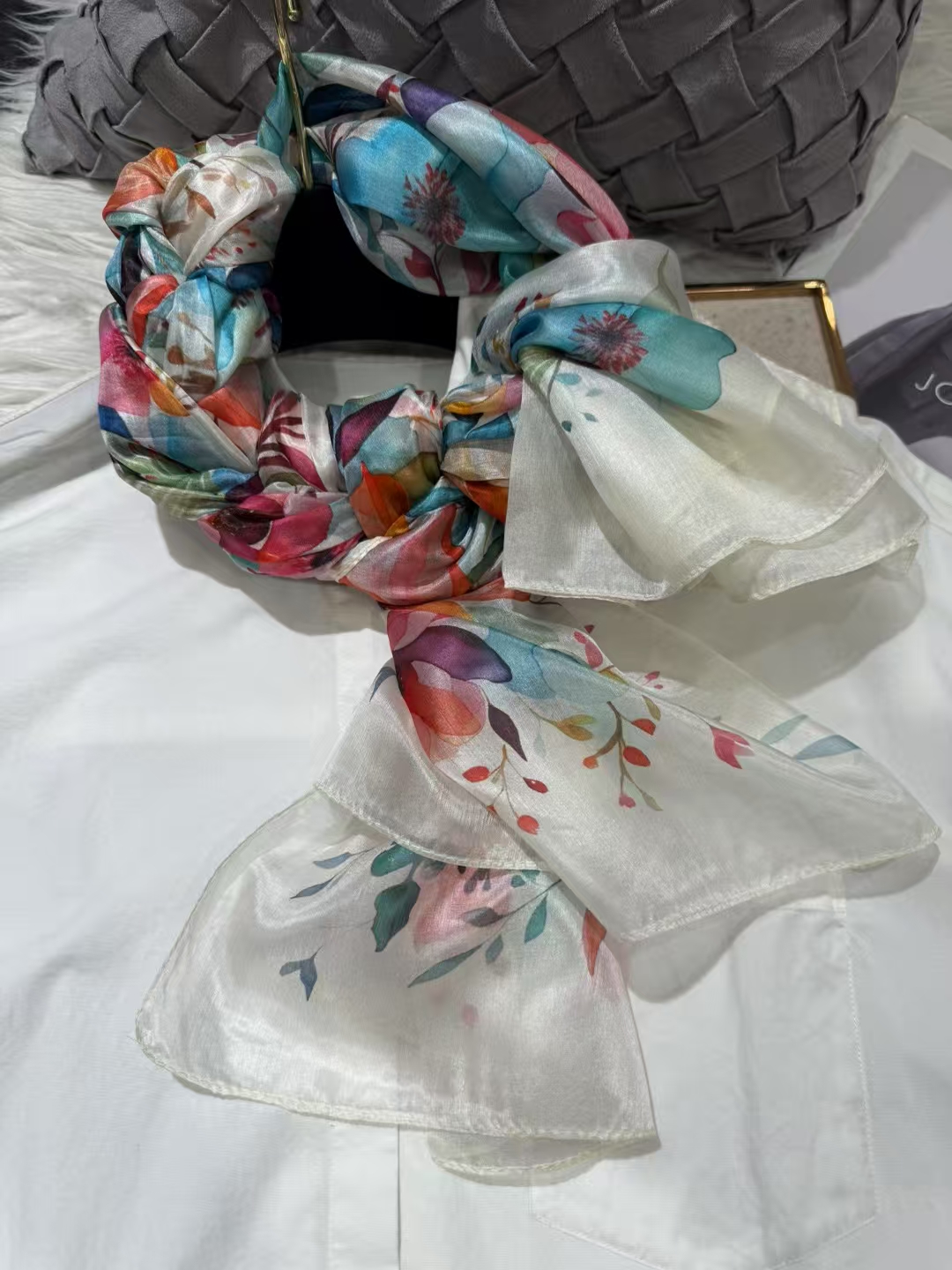 Blanc bleu femmes 100% foulard en soie de mûrier élégant Design Floral longue écharpe en soie Cape été plage soie châle enveloppement Hijab écharpe