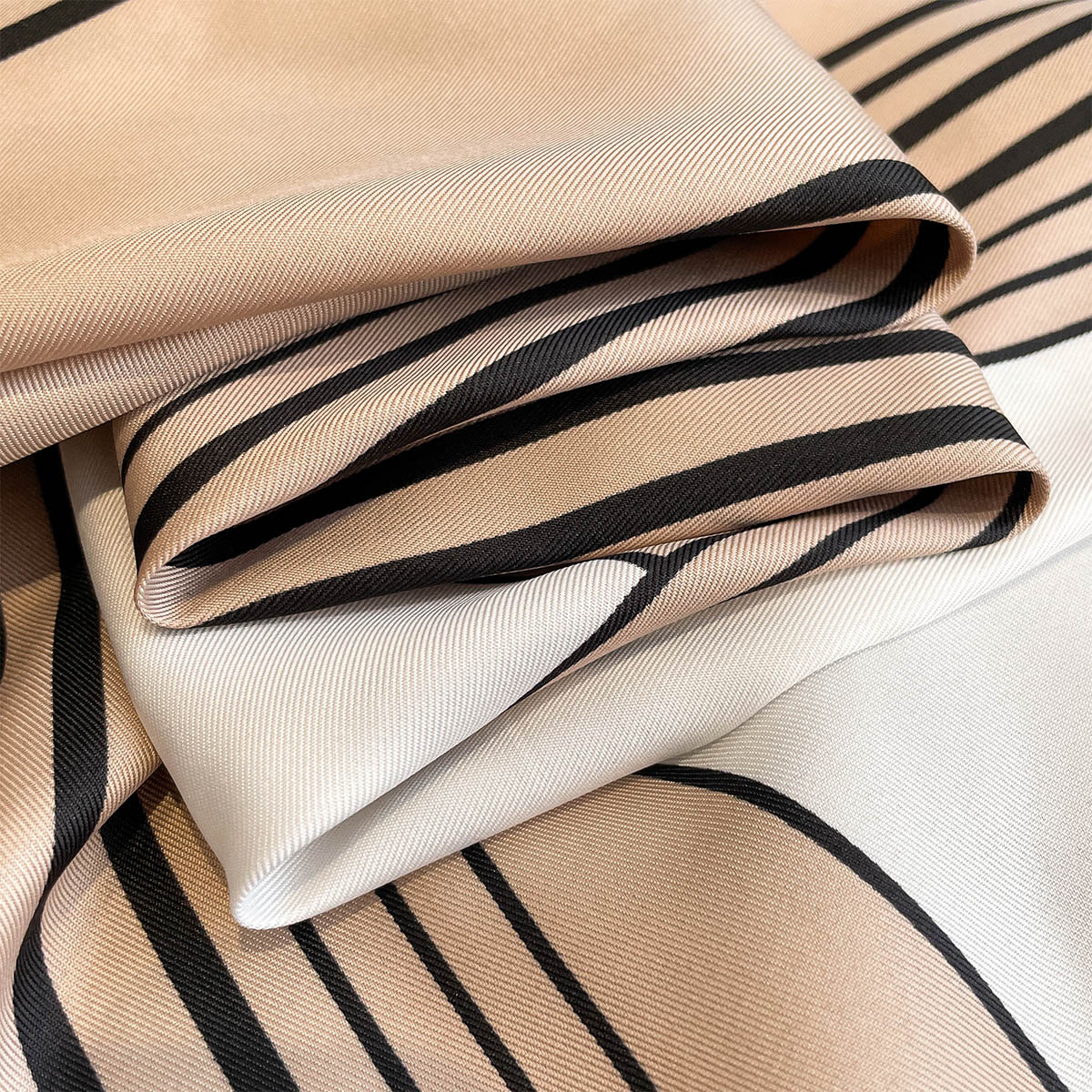 Foulard carré de luxe en soie pour femmes, châle imprimé à la mode, chaînes élégantes, Bandanas Hijab, tache douce, 90x90cm