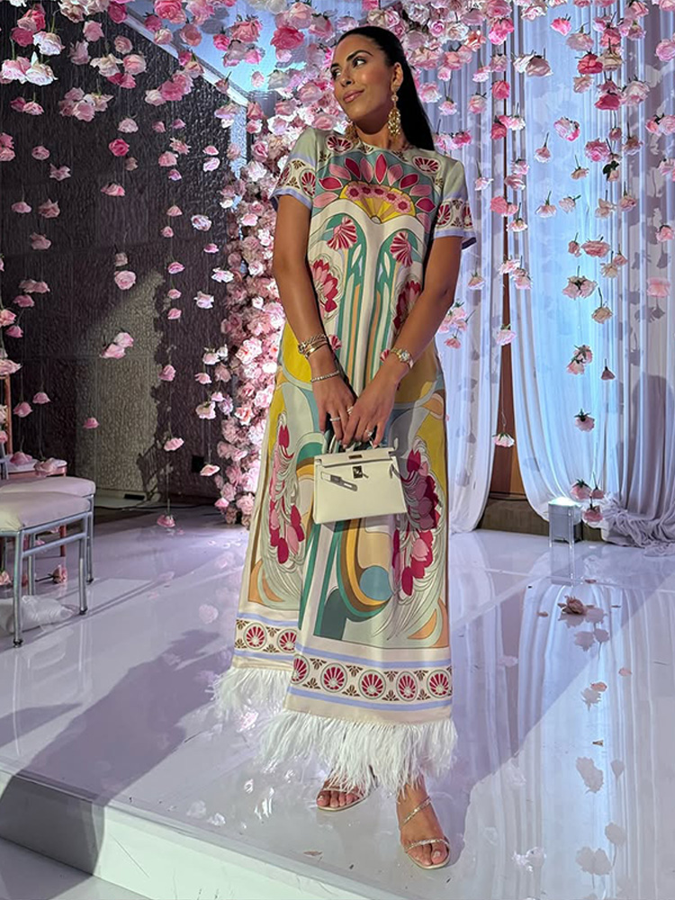 Robe longue pour femme à imprimé floral artistique et ourlet à plumes, manches courtes, col rond, coupe ample, mode été 2026, élégante tenue pour femme