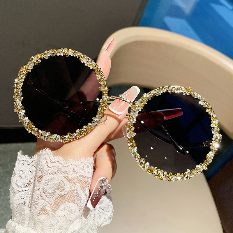 Nouvelles lunettes de mode en diamant pour dames, visage mince, lunettes de soleil de haute qualité à la mode, tir de rue.