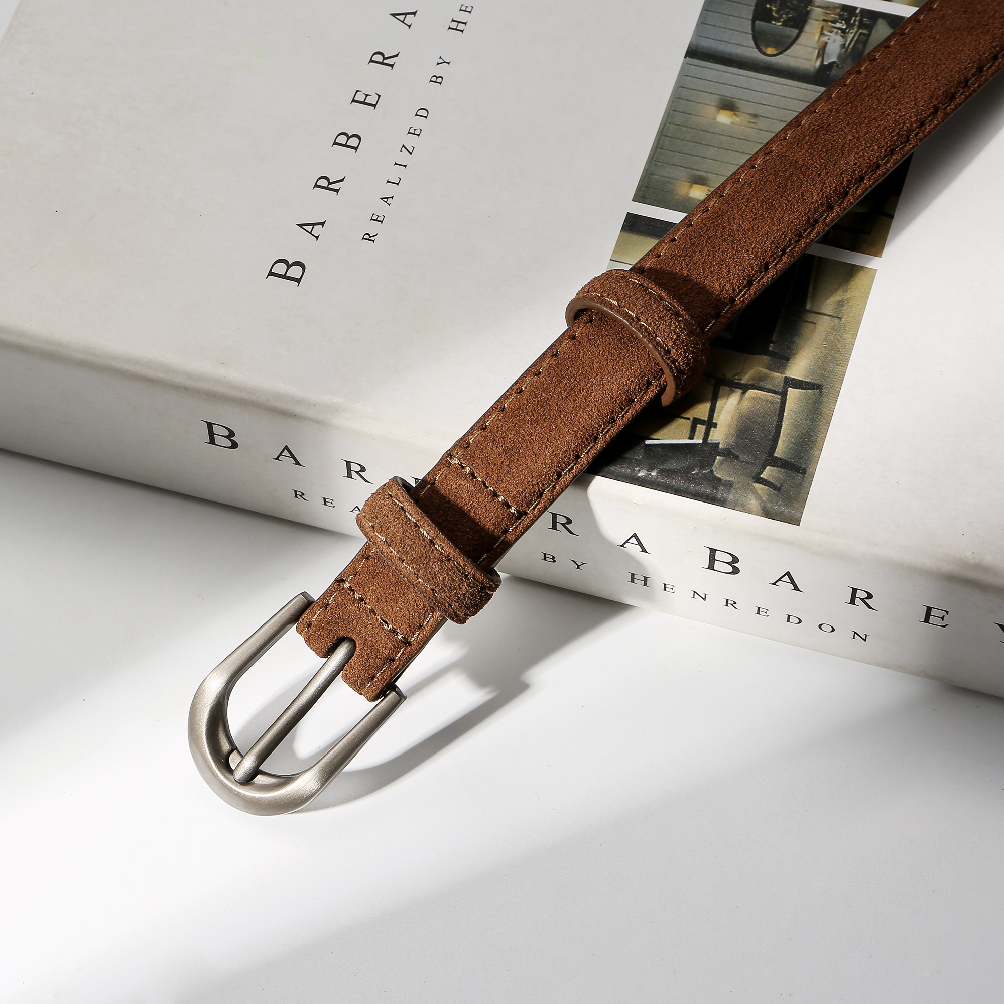 Ceinture en cuir marron pour femme avec boucle argentée, ceinture décontractée en daim doux pour jeans, robes et tenues de tous les jours