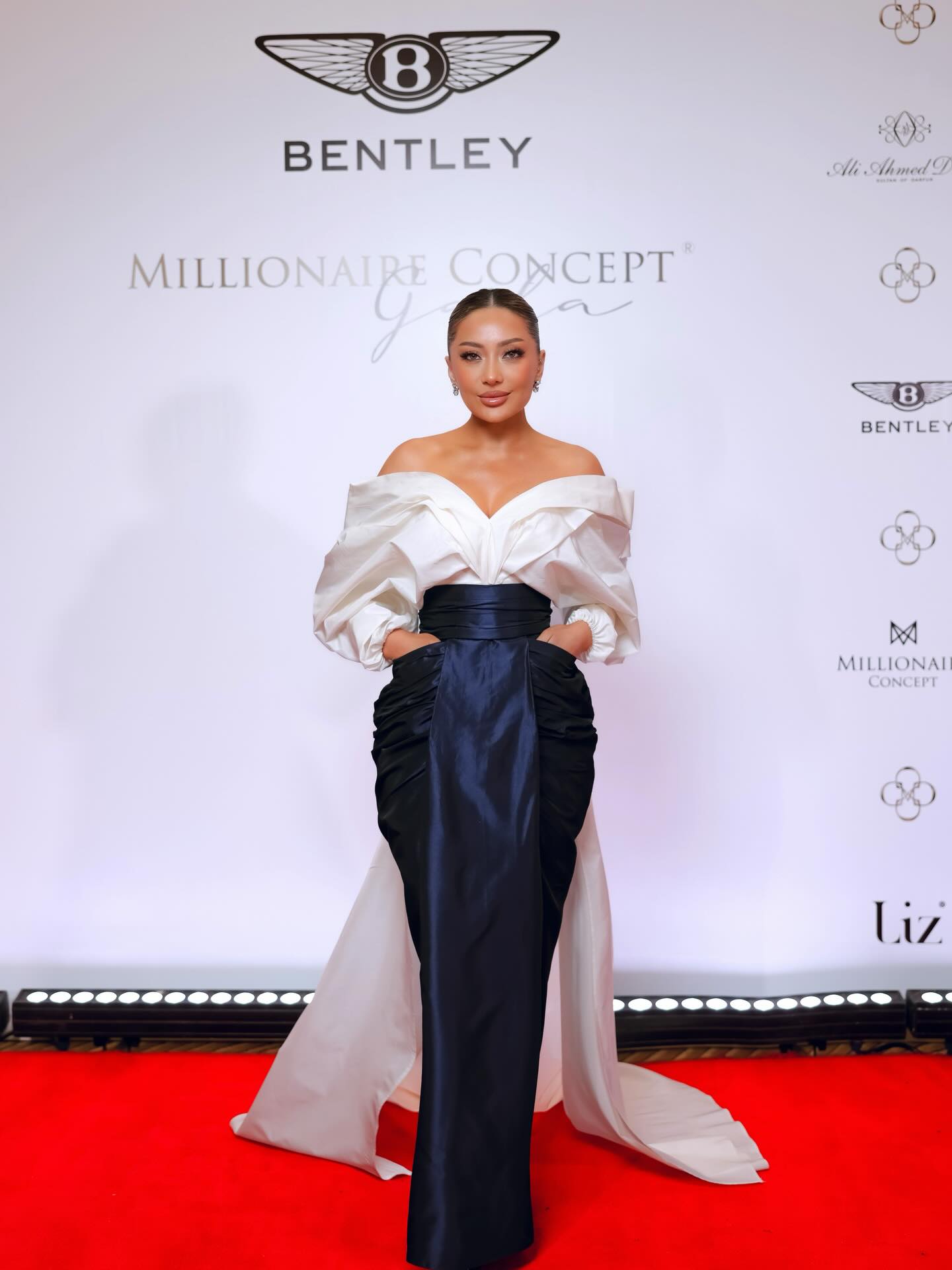 Jupe longue en satin taille haute avec design plissé, tenue de soirée formelle bleu marine, style tapis rouge, jupes tendance 2025