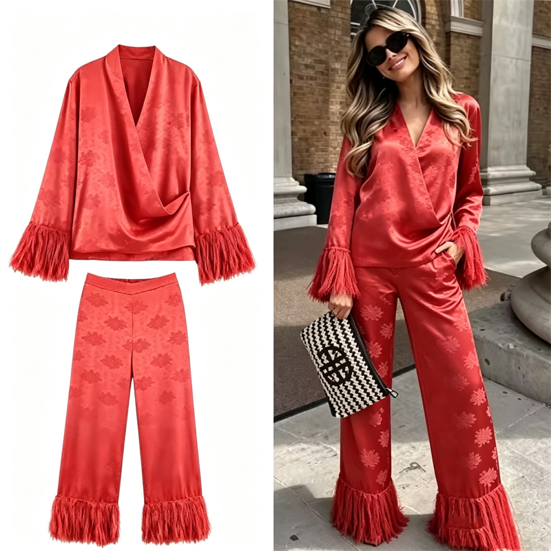 Ensemble deux pièces pour femme en satin jacquard rouge, haut à manches longues à col en V drapé avec franges en plumes, pantalon évasé court, ensemble de soirée