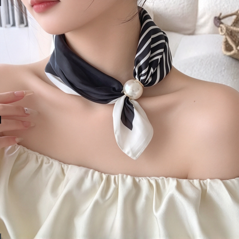 Écharpe de cou en satin pour femmes, petit foulard rayé noir et blanc avec grande boucle magnétique en perles, accessoire de cou élégant et décoratif.