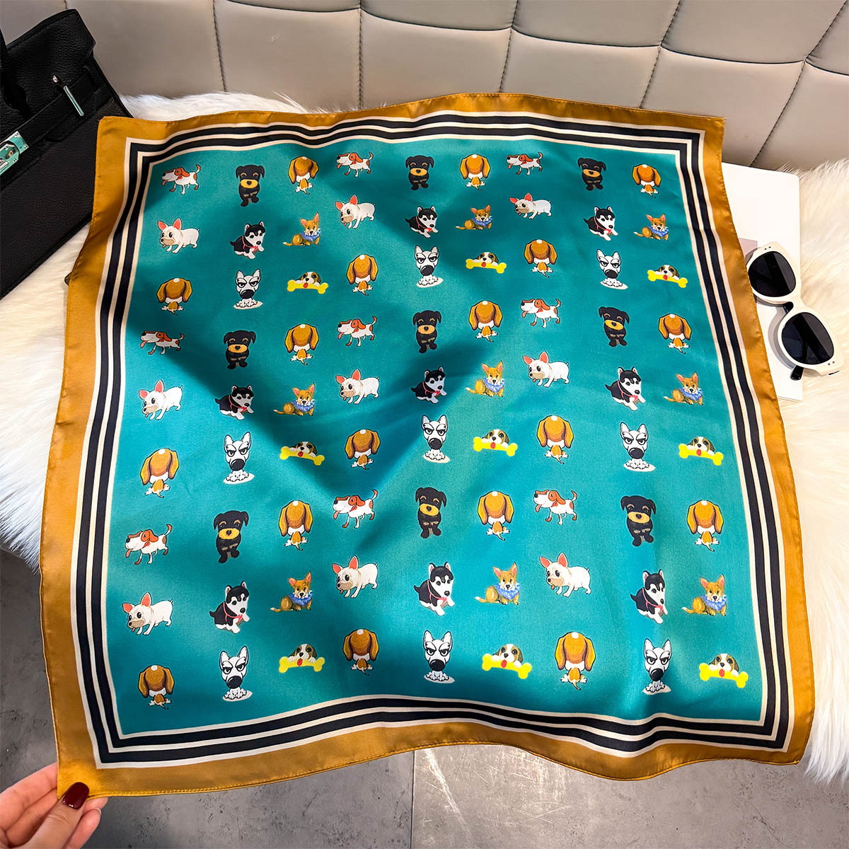 Foulard carré en soie à motif chien de dessin animé pour femme, doux, toutes saisons, hijab, décoration de mode, bandana