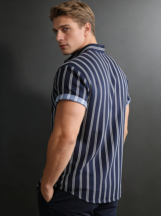Chemise de plage décontractée pour homme, imprimée, à manches courtes, rayée bleue, chemise hawaïenne, haut minimaliste et tendance.