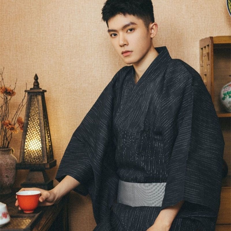 Kimono Yukata traditionnel japonais de couleur unie noire pour hommes, tenue longue d'été idéale pour la photographie en studio et le port quotidien