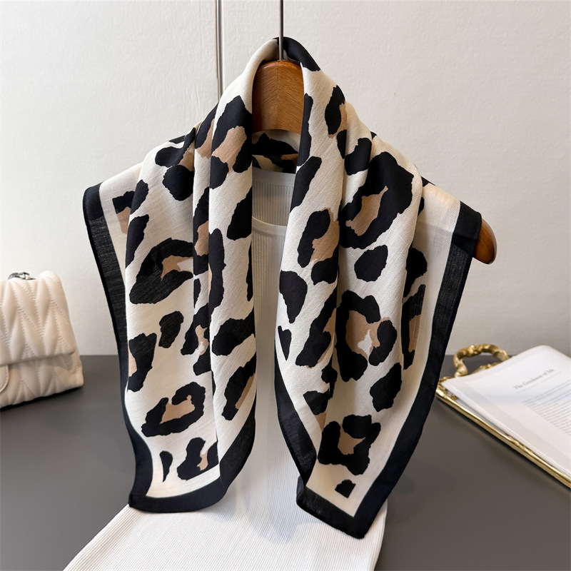 Écharpe carrée en soie synthétique 70% imprimé léopard, collection printemps-été, châle fin polyvalent, foulard, bandana pour cheveux pour femme