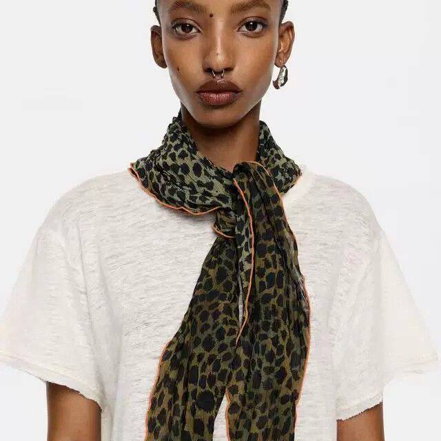 Écharpes en soie pour femmes, foulards de luxe haut de gamme 	 Écharpe carrée à motif graffiti, articles en liquidation