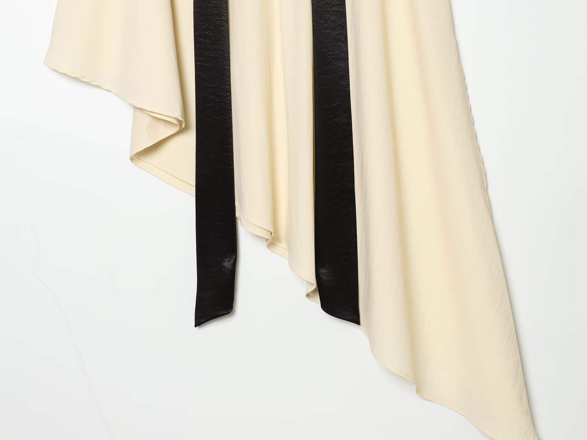Nouvelle tenue d'été pour femmes avec un style européen et américain, chemise à col rond et décoration asymétrique en écharpe