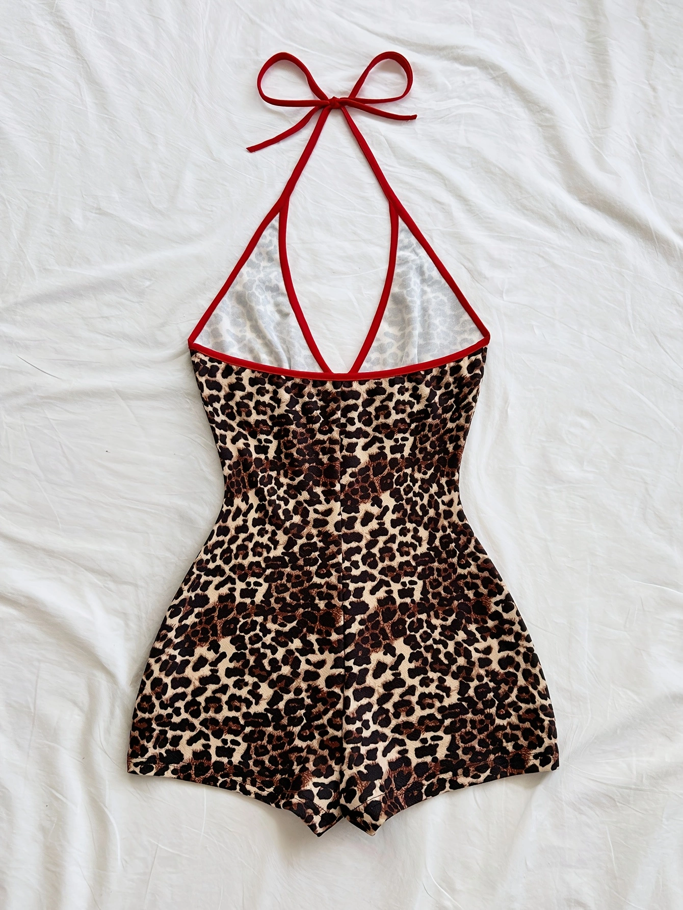 Nouvelle combinaison côtelée moulante pour femme, col en V, avec nœud à nouer sur le devant et bordure contrastante noir et blanc, idéale pour les loisirs d'été et les vacances