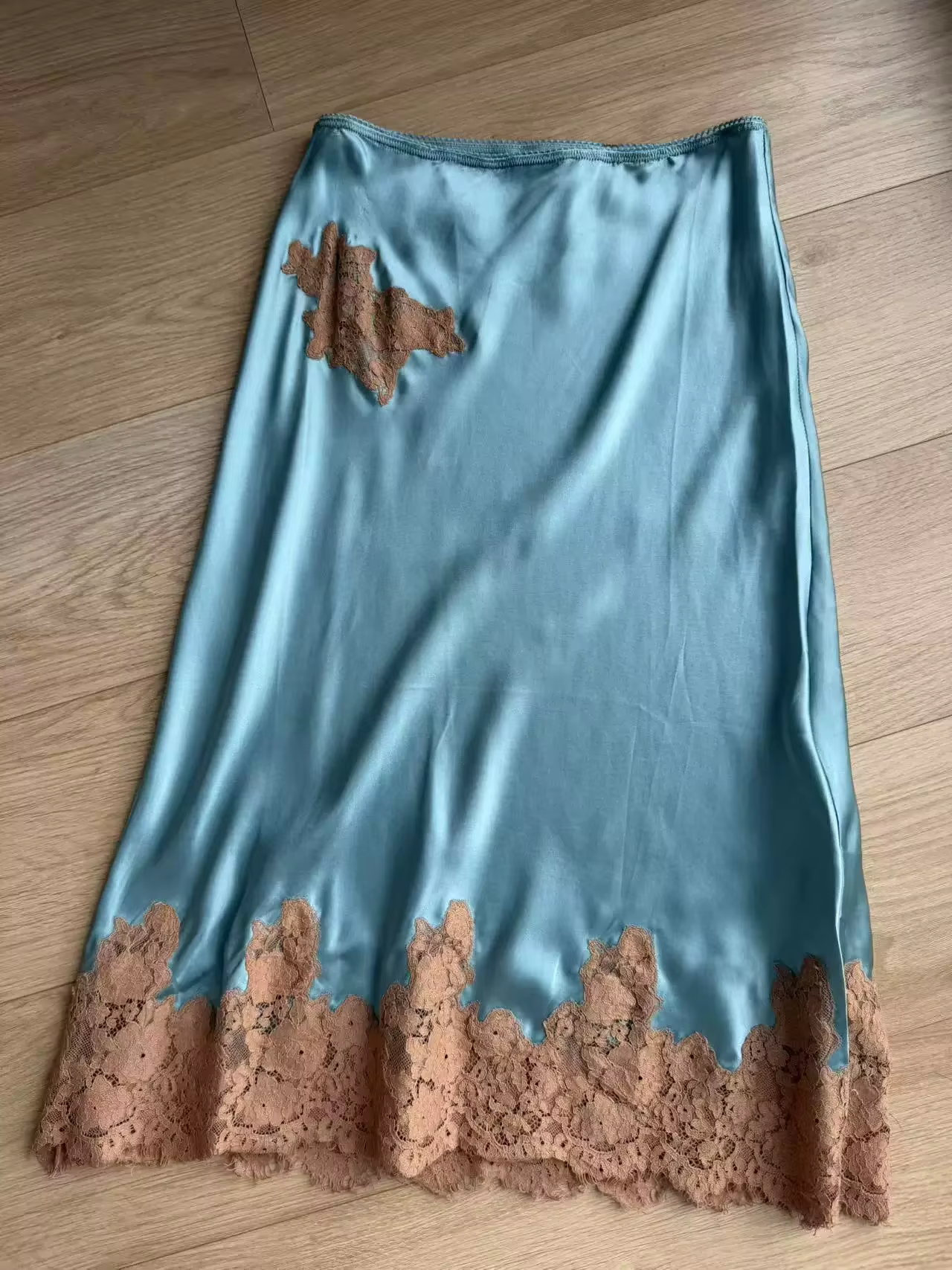 Jupe élégante en satin bleu pour femme, 100% soie, avec dentelle et ourlet élastique, coupe trapèze
