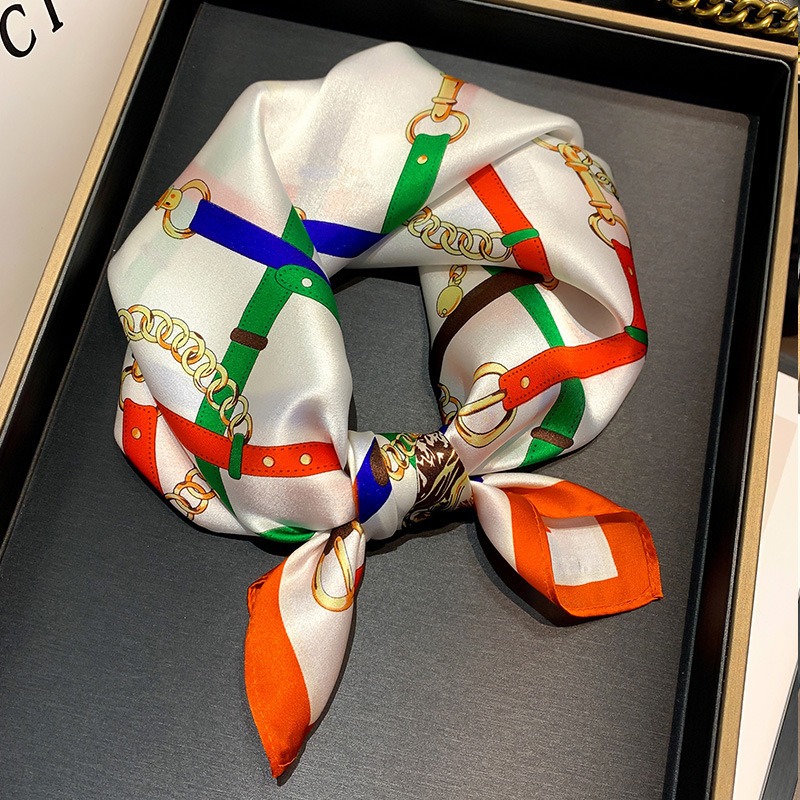 Foulard carré 100% Soie de Mûrier Imprimé Équestre 53cm en Satin pour Femme, Motif Chaîne Rétro, Foulard de Cou, Bandeau, Accessoire de Sac