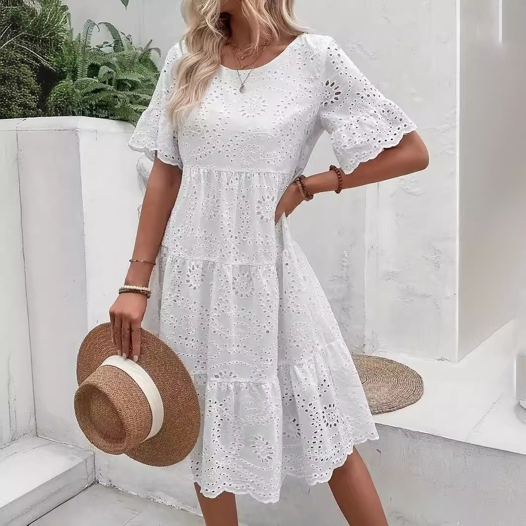 Robe midi blanche brodée à œillets pour femme, style bohème évidé, fluide, à volants superposés, décontractée, à manches courtes, pour l'été et la plage