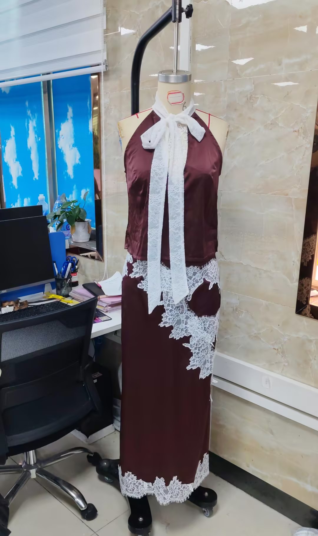Ensemble jupe en satin élégant pour femmes, haut sans dos à col montant avec bordure en dentelle, jupe maxi asymétrique, tenue de sortie Y2k soyeuse