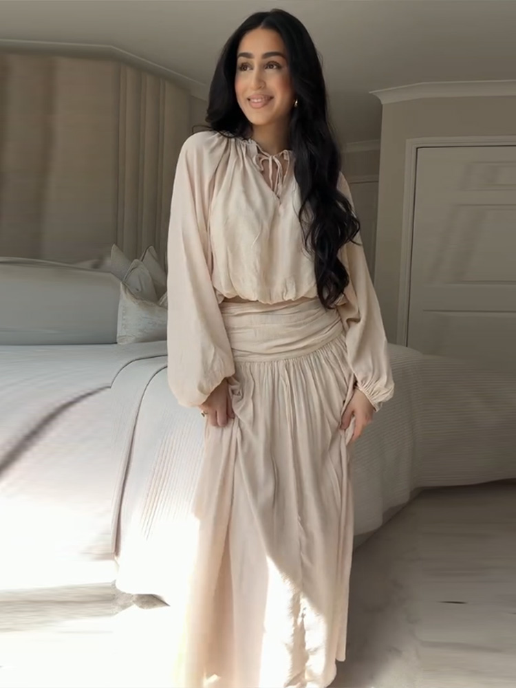 Ensemble élégant pour femme : Haut à manches longues avec lacets et jupe longue plissée taille haute – Collection été-automne 2026 – Tenue décontractée deux pièces pour femme