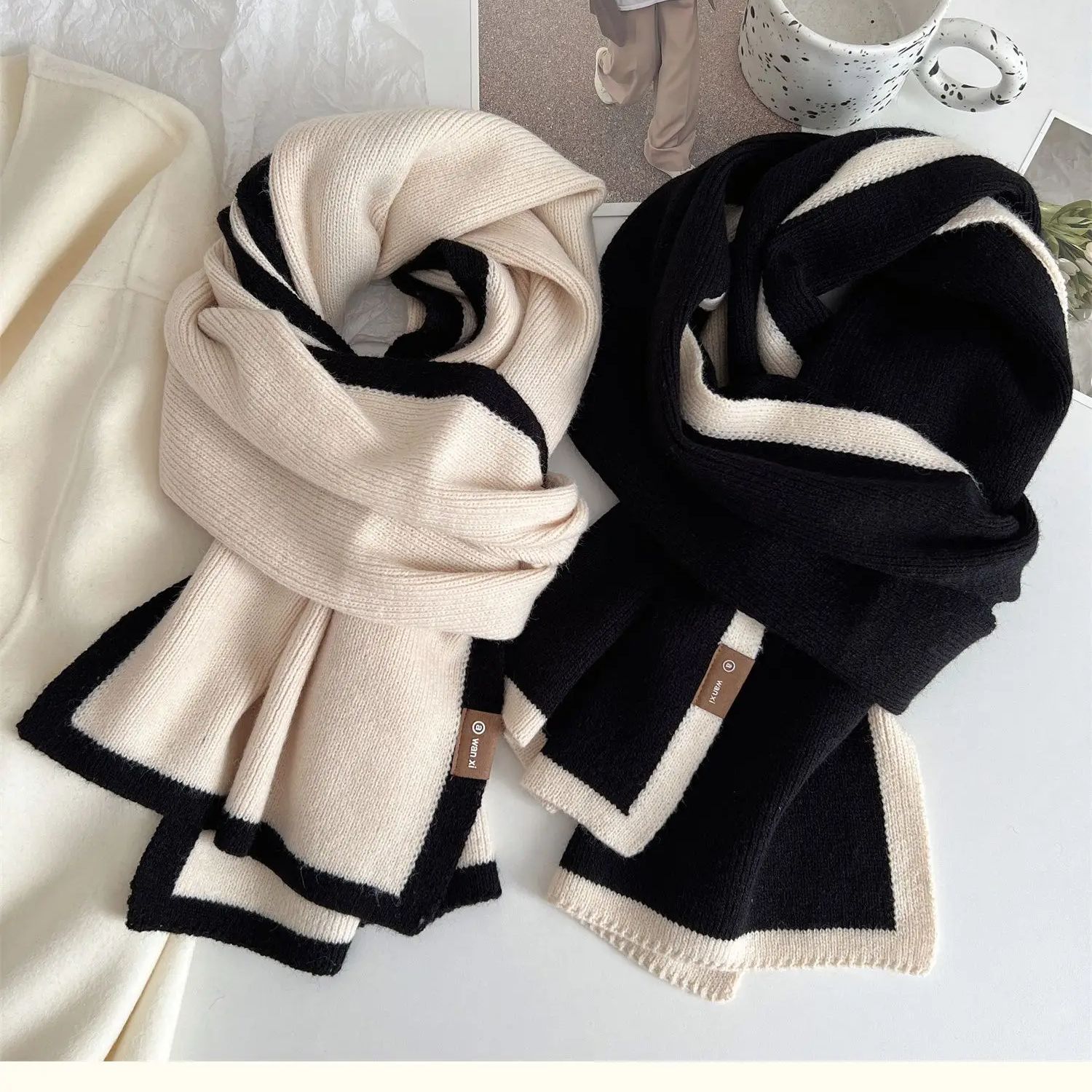 Écharpe assortie de couleur noir et blanc, nouveau style d'hiver, bordure de haute qualité, design de niche en laine tricotée, polyvalent pour garçons et filles, 2024