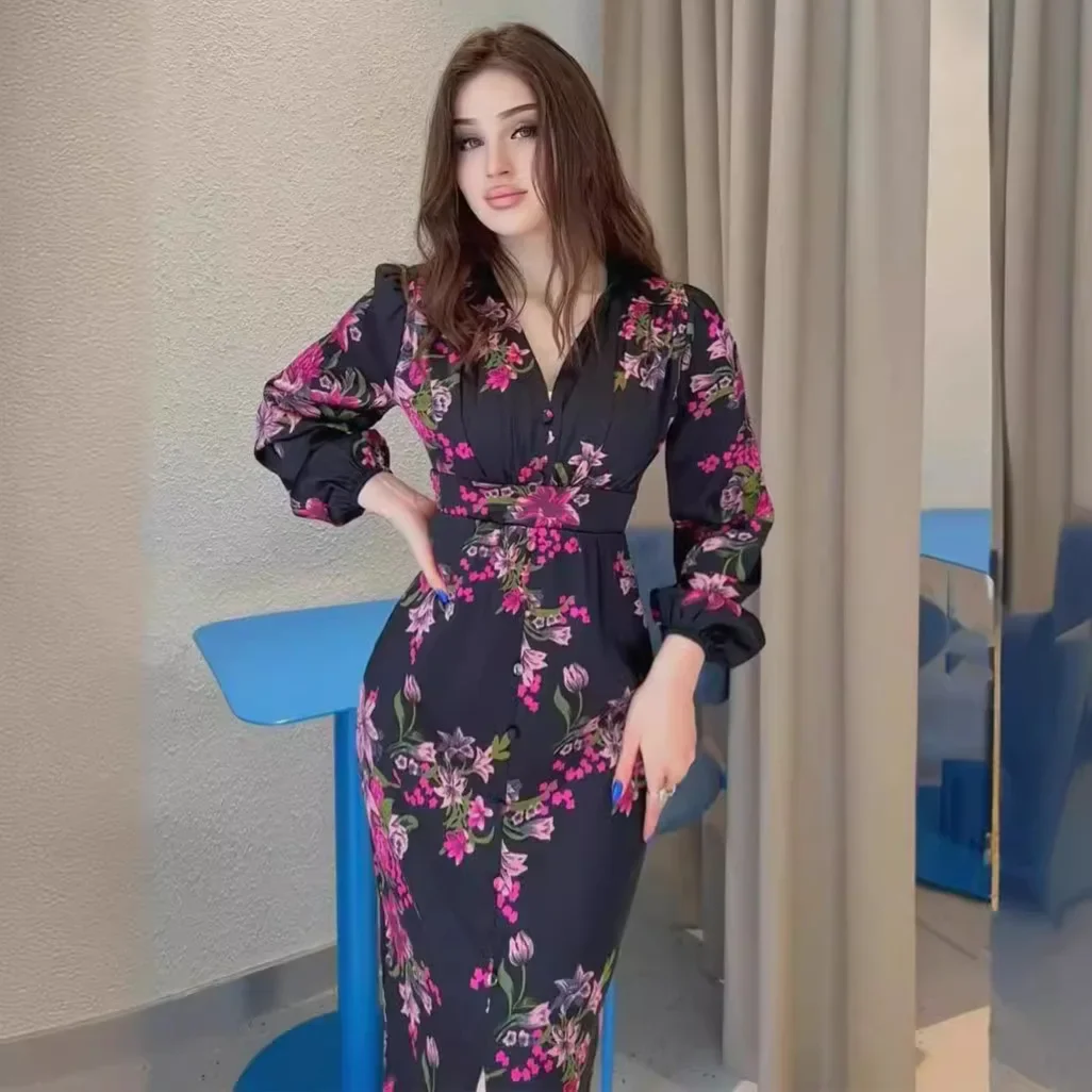 Vêtements pour femmes, nouvelle collection Robe longue imprimée rétro avec un col en V. Cintrage à la taille, conception de fente et robe longue amincissante pour les femmes.