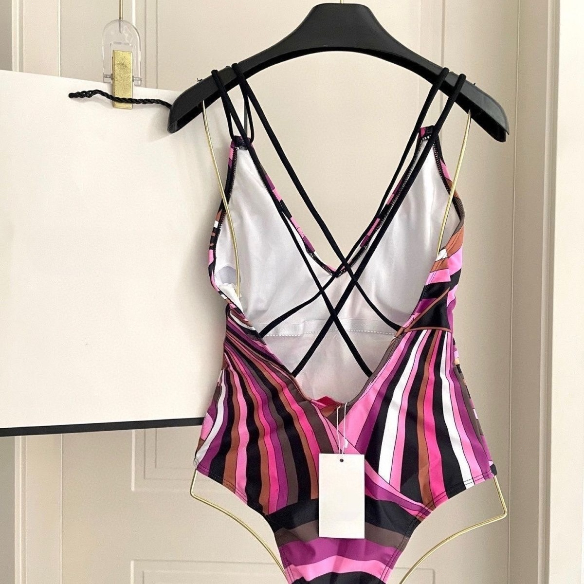 Ensemble bikini en soie imprimée à rayures rouge violacé pour femmes, avec logo signature, idéal pour la plage, les voyages et les vacances.