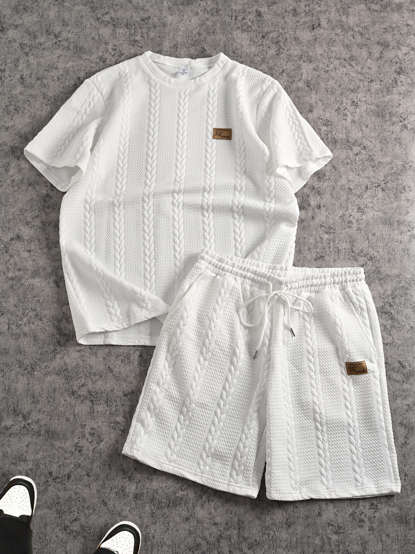 Ensemble deux pièces pour homme à manches courtes : T-shirt à col rond à texture torsadée et short décontracté à cordon de serrage, tenue d'été pour homme.