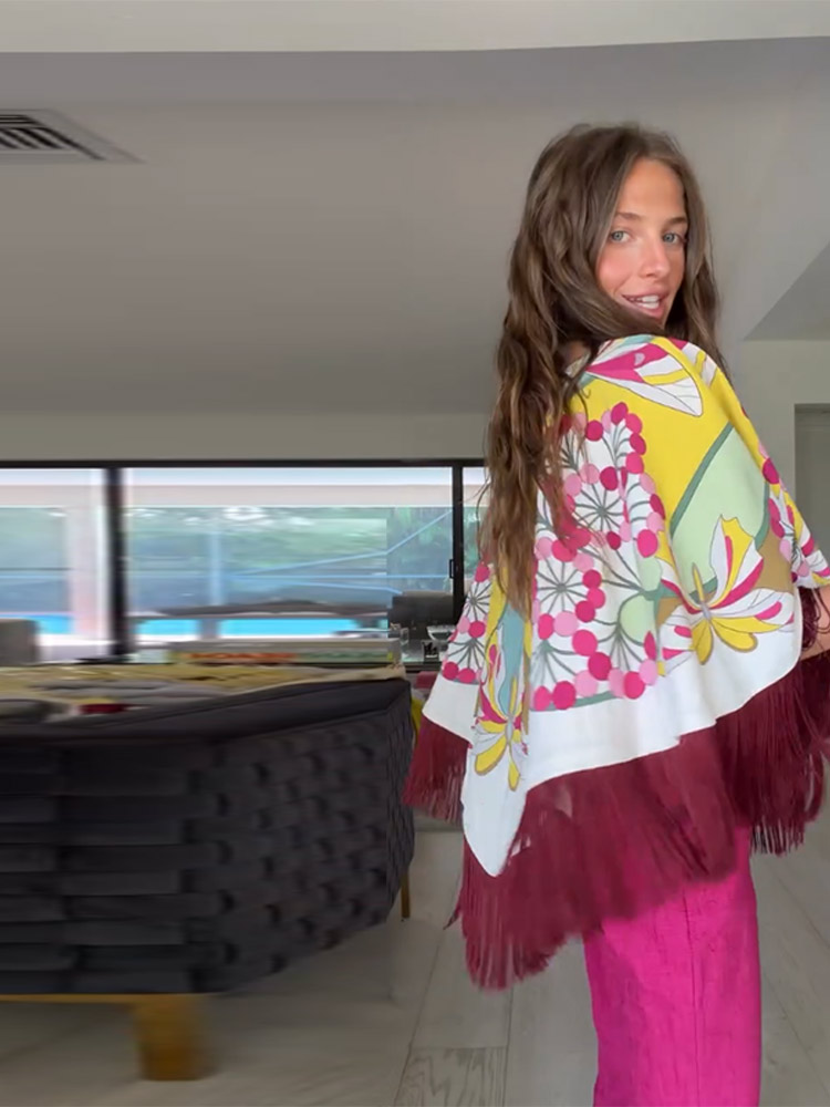 Élégante Cape Imprimée pour Femme à Col Rond et Franges, Coupe Irrégulière, Collection Printemps-Été 2026, Mode Féminine, Style Urbain avec Pompons