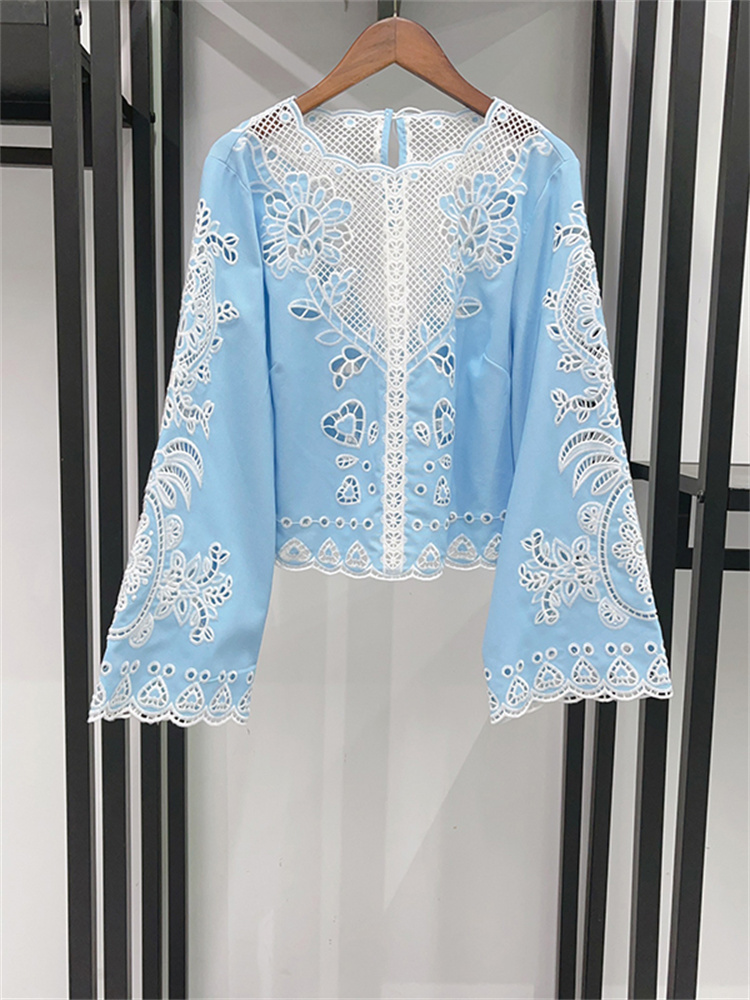 Chemisier brodé français ajouré bleu à manches évasées et col rond pour femme ou short décontracté taille haute avec ceinture