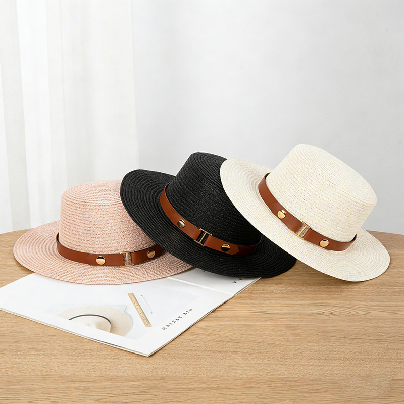 Chapeau de paille d'été pour femme à calotte plate, idéal pour les sorties et la protection solaire à la plage.