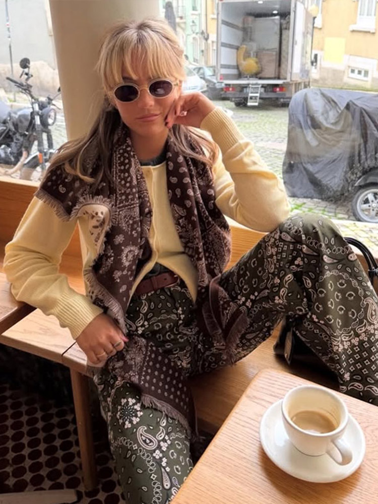 Écharpe réversible en tricot à motif paisley pour femmes, avec franges et pompons, châle chaud, élégant et décontracté, idéal pour les tenues quotidiennes d'automne et d'hiver.