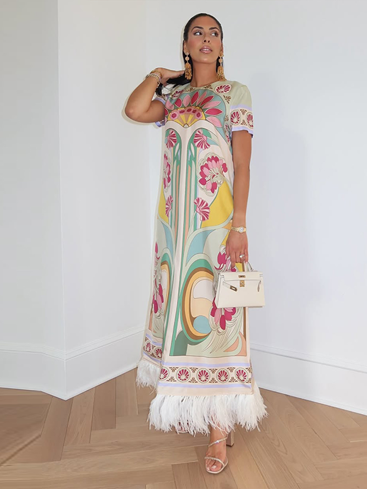 Robe longue pour femme à imprimé floral artistique et ourlet à plumes, manches courtes, col rond, coupe ample, mode été 2026, élégante tenue pour femme