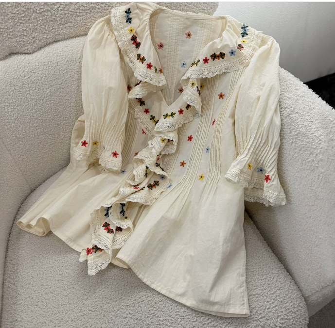 25 Blouses vintage pour femmes d'été |   Chemise blanche à manches bouffantes et col en V avec broderie florale et bordure à volants |   Haut décontracté bohème ample
