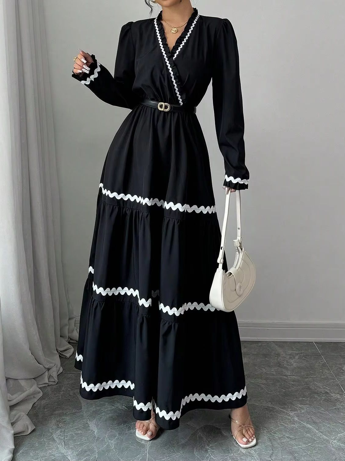 Robe longue romantique pour femme, col en V, manches bouffantes superposées, ourlet color block, tenue décontractée et tendance pour les rendez-vous et les trajets quotidiens.