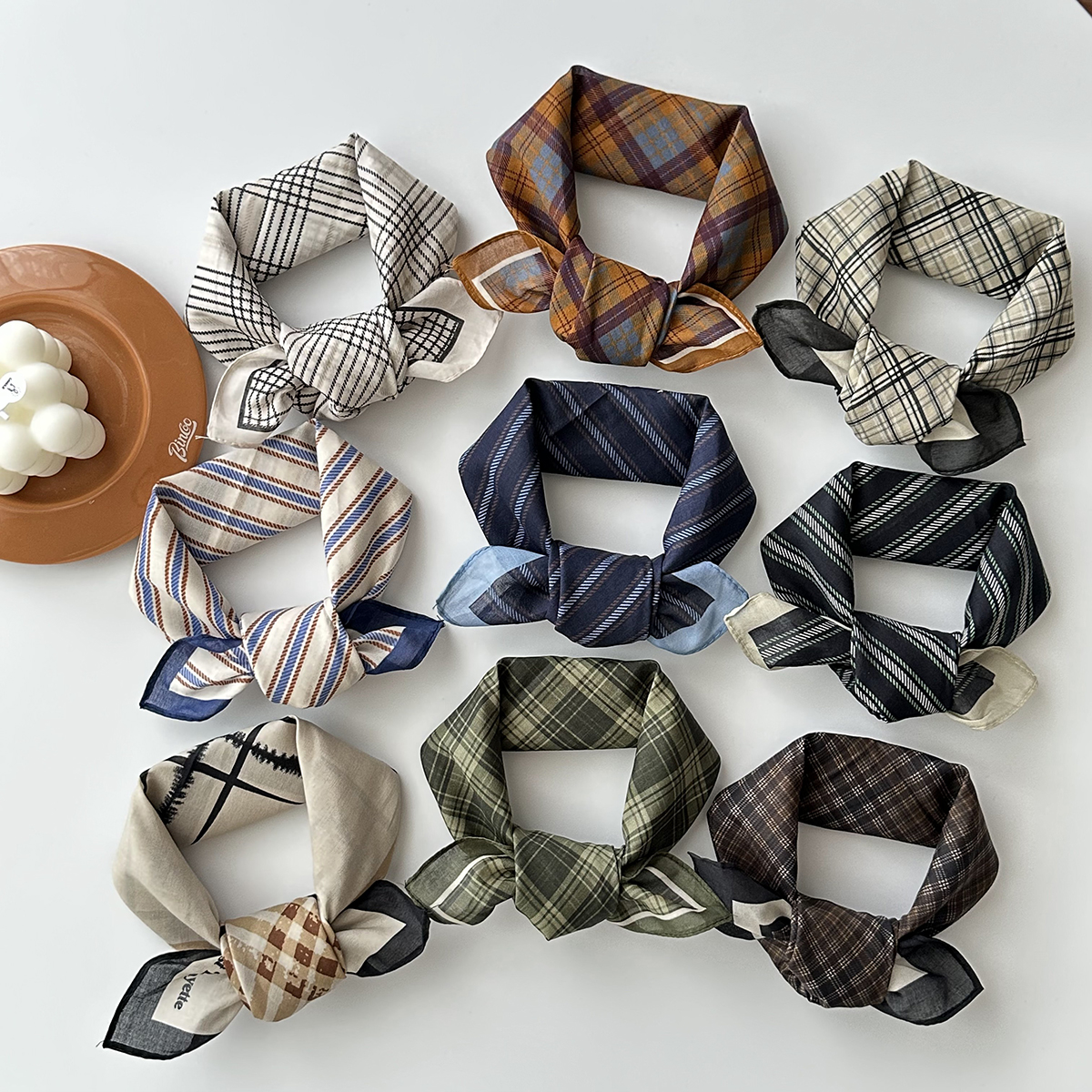 Une écharpe carrée à carreaux de style Preppy à rayures 100% coton rétro littéraire polyvalente écharpe en soie décorative petite écharpe fraîche de style japonais