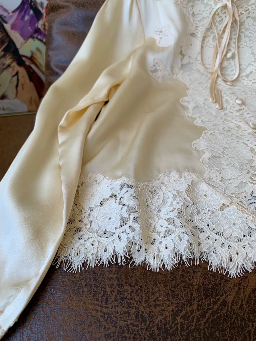 Chemisier élégant pour femme 100 % soie style français 2026 avec broderie en dentelle, col rond, manches longues et simple boutonnage