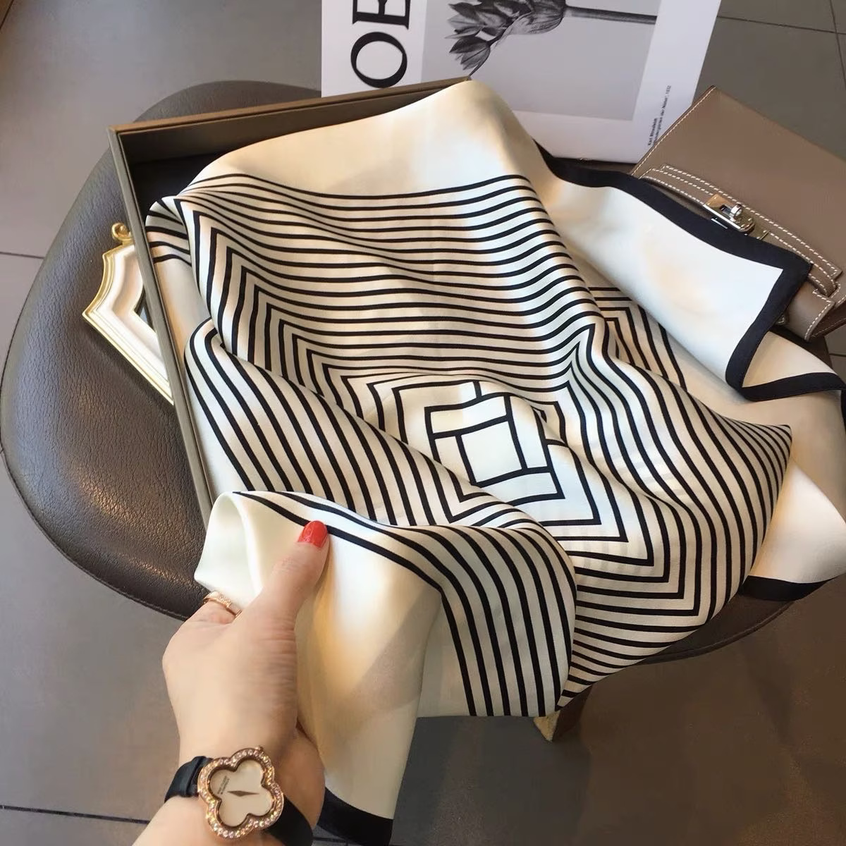 Foulard en soie rayé noir et blanc pour femmes, foulard carré à la mode, Design Simple, 100% soie de mûrier, imprimé 65cm x 65cm