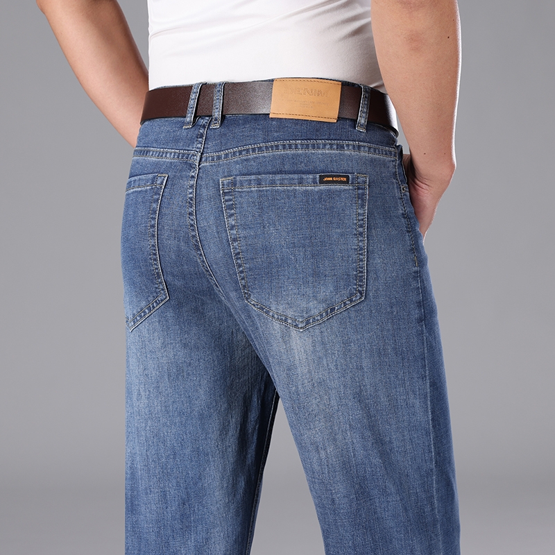 Jean droit ample et léger pour homme, collection été 2026, avec badge classique, style décontracté chic, en coton extensible fin