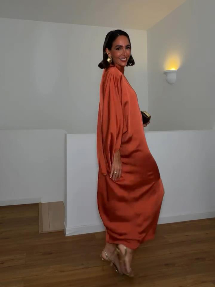 Robe longue en satin uni pour femme, col montant, manches chauve-souris, coupe ample, fente avant, tenue de soirée élégante pour l'été 2026