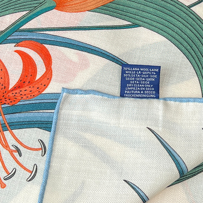Écharpe de luxe en mélange de soie et de laine 65x65cm, motif floral orange, texture chevrons, châle carré pour usage quotidien et soirées